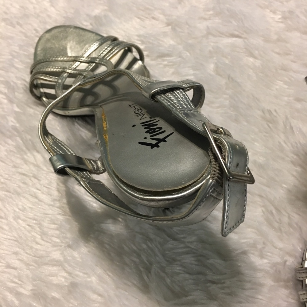 Silver Heels - Picture 2 of 8